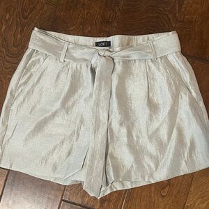 LOFT Women's Elegant Tie Waist Champagne Shorts size 4